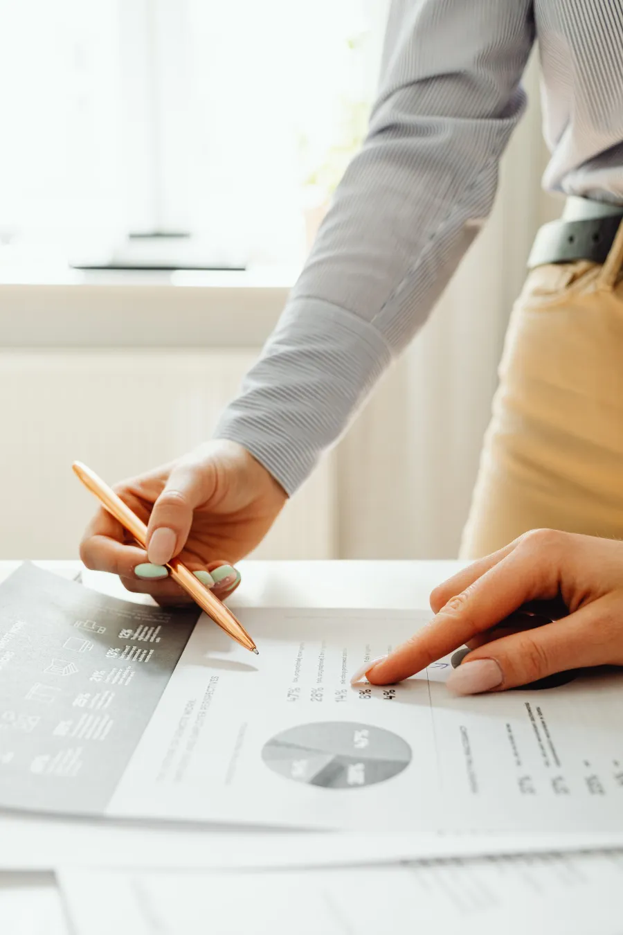 Dos personas revisan un informe financiero impreso